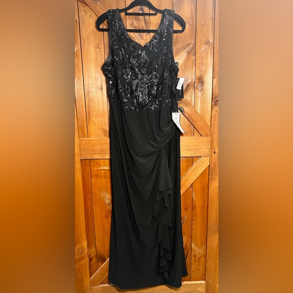 Betsy and Adam gown size 22 new with tags - Picture 1 of 5